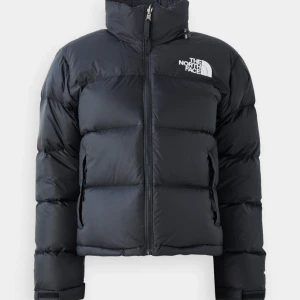 Svart pufferjacka från The North Face - Säljer en svart pufferjacka från The North Face som inte längre kommer till användning, nypriset är 3695 kr och den är sparsamt använd