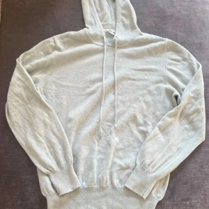 Ljusblå/blå kashmir hoodie från soft goat - Ljusblå/blå hoodie från soft goat, storleken är väldigt liten vilket gör den till en S/M. Tröjan är i bra skick och använd några gånger. Kan även gå lägre i pris. Skriv till mig för mer frågor eller bilder! 