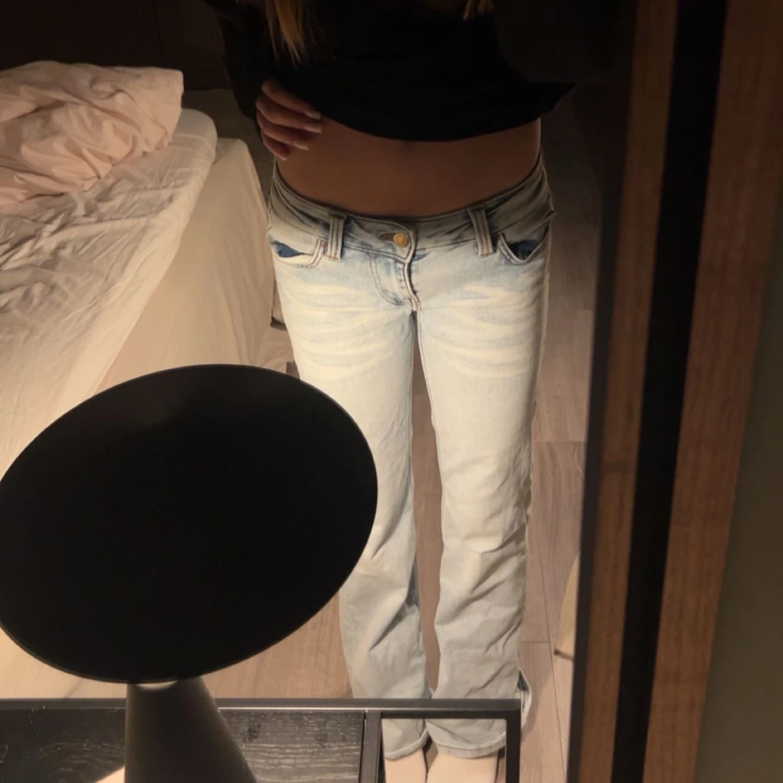 Ljusblå bootcut jeans med tryckt patch