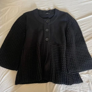 Svart stickad cardigan jacka med knappar - Svart vintage stickad kofta med trekvartsärm som tyvärr är alldeles för stor på mig, strl XL