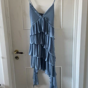 Blå volangklänning från Zara - Supersöt ljusblå klänning från Zara, använt bara en gång 💗