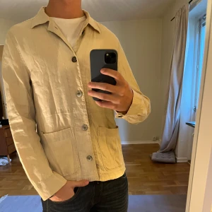 Oscar Jacobsson Overshirt beige  - Säljer denna sjukt snygga Overshirten från Oscar Jacobsson⭐️ Färgen är beige och storleken är M✅ Den har inga defekter och skicket är utomordentligt🙌🤝 Sjukt najs passform och passar perfekt till hösten🍁🙌 Tveka inte på att höra av er dig vid minsta fråga eller fundering😊