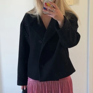 Kappa från bikbok - Såå snygg kappa från bikbok, ganska tjock så den är varm!! 💞nypris är 1000 kr 🫶