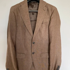 Cavaliere kostym - Cavliere kostym i 100% Linn. Nypris 3500kr. Tveka inte att höra av dig ifall du har frågor. 