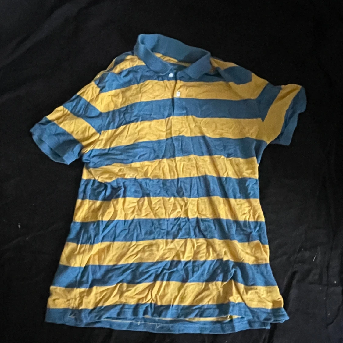 Randig blå och gul pikétröja