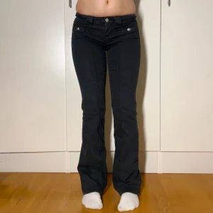 Lågmidjade bootcut jeans H&M cargo jeans  - Säljer även ett par gröna i en större storlek! Storlek 32 från h&m. Men passar en 34 bättre enligt mig. Jag brukar ha 34 och 36 i jeans och får på mig dessa. Innerbenslängd: 80 midjemått: 34 stretch till 40. Köp sker via köp nu, jag postar inom 24h. Kvar tills markerad såld 