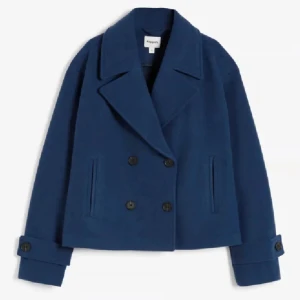 Blå skepparkavaj från Kappahl - Säljer en marinblå skepparkavaj från Kappahl i storlek S. kappan passar perfekt nu till hösten och har en bra passform