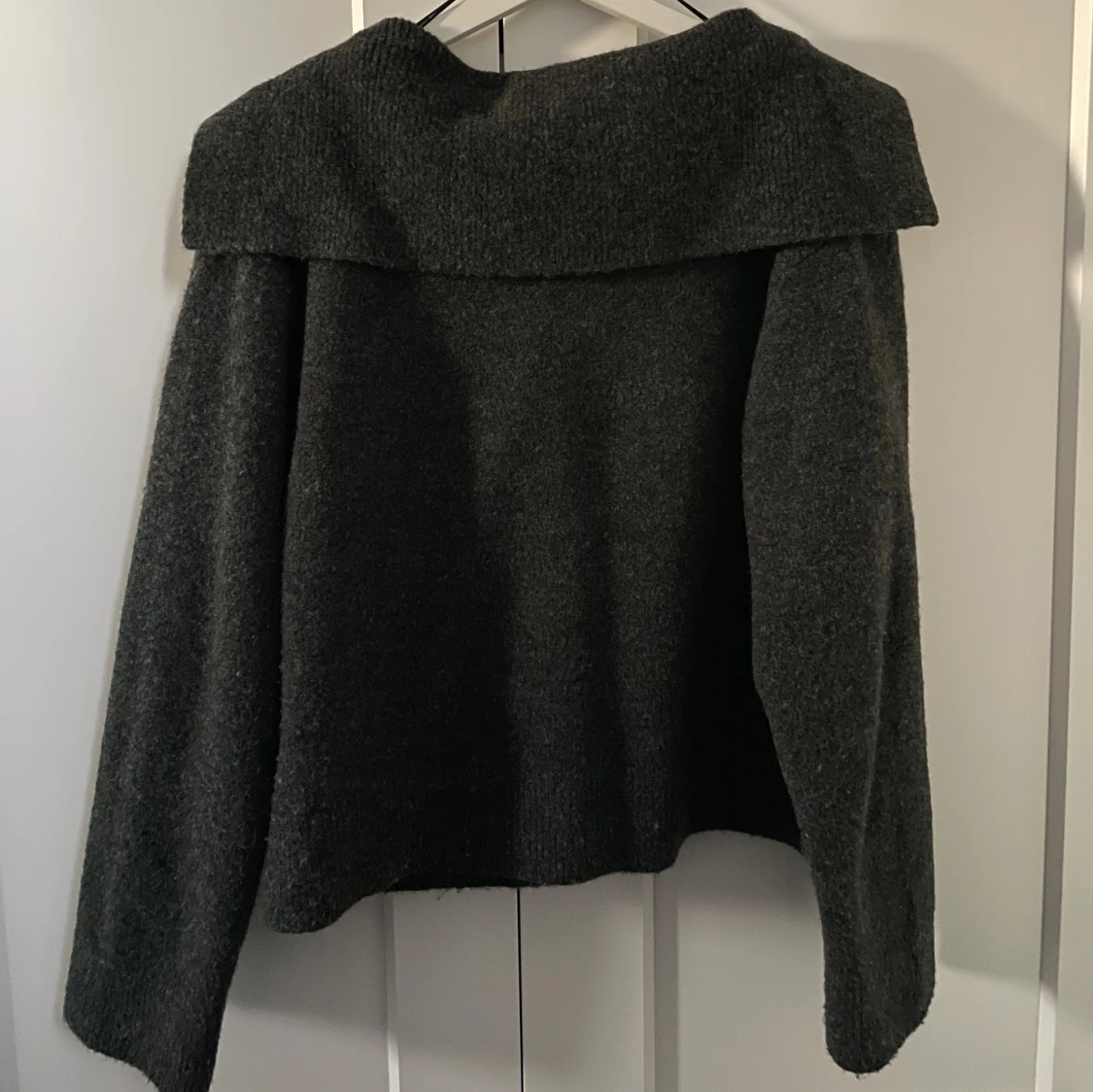 Mörkgrå stickad tröja med v-ringning - 1