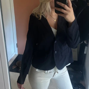 Kavaj - Marinblå randig kavaj i mjukt material 