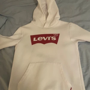 Levis hoodie - Super stilren levis hoodie i storlek 152. Pris kan diskuteras vid snabb affär. Skriv alla frågor!😃
