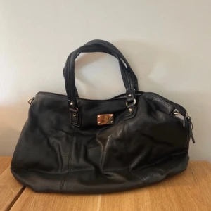 Svart handväska - Stor svart handväska i skinn. Den passar med allt och stor så du får plats med mycket som till exempel en skoldator. Priset går att diskutera.