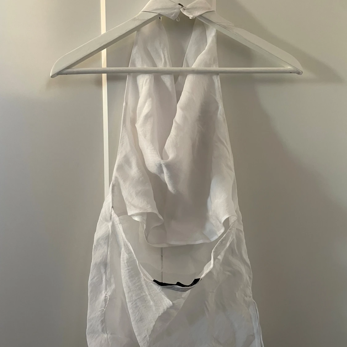 Vit omlott linnetopp med öppen rygg - 1