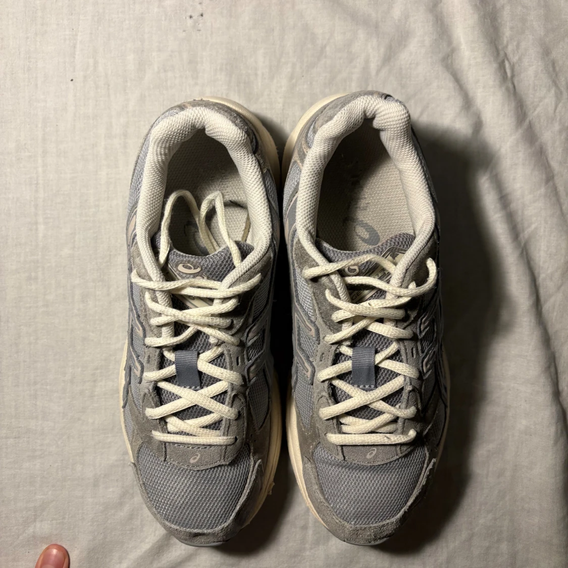 Grå Asics sneakers med mesh och mocka - 1