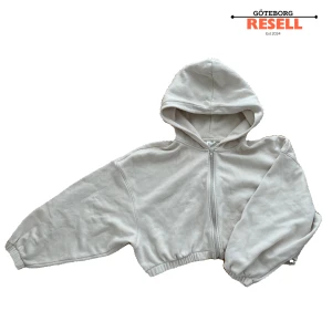 Vit croppad hoodie med dragkedja - Vit croppad hoodie med dragkedja framtill och huva. Storlek L men passar M som oversized, lite nopprig men inget som syns mycket därav det låga priset. Skick: 6.5/10