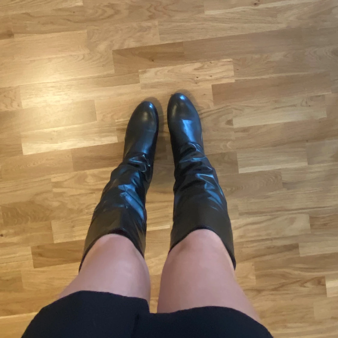 Knähöga boots i skinn