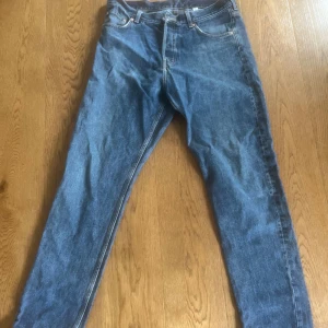 Blå raka jeans från Weekday - Klassiska blå jeans från Weekday med raka ben och normal passform. 