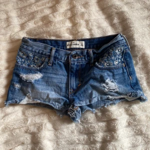 Jeansshorts Abercrombie Kids - Unik design jeansshirts ifrån Abercrombie kids, i storlek 14 eller cirka 164 - cm. 