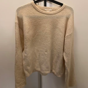 Beige stickad tröja från Gina Tricot - Mysig beige stickad tröja från Gina Tricot med rund halsringning och långa ärmar. Från barn avdelningen, storlek 170, men sitter som en S/M. Använd väldigt få gånger