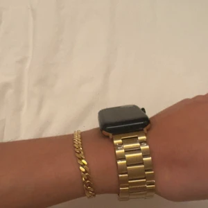 Guldfärgat metallarmband till Apple Watch - Passar modellerna 42/44/45/49 mm. Direkt från förpackningen, redo att ge din klocka en lyxig touch. Köpt för ca 300 kr.  #AppleWatch #Armband #Guld #Mode #Accessoarer #Tech #Nytt #Lyx #Stil #Trend