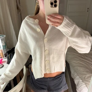 Vit kofta med knappar från lager 157 - Supermjuk vit kofta från lager 157 med stora matchande knappar framtill. Koftan har lång ärm och slits på sidan🩷🩷 den är helt oanvänd och säljer då den inte kommer till användning 