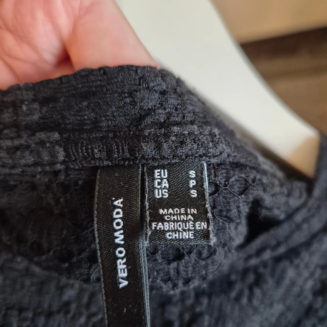 Svart blus med blommor - 4