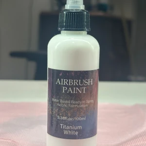 Airbrush Paint - Airbrush Paint i färgen Titanium White, vattenbaserad och klar att använda direkt. Kommer i en plastflaska med svart lock och spraymunstycke, innehåller 100 ml. Säljer pga att jag inte använder airbrush längre
