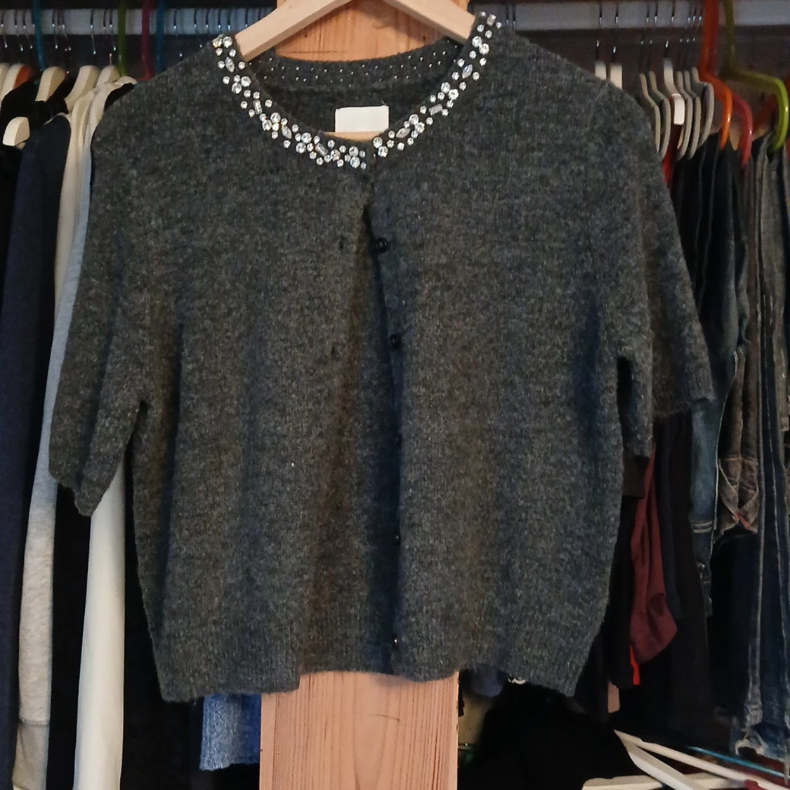 Grå kofta med pärldetaljer