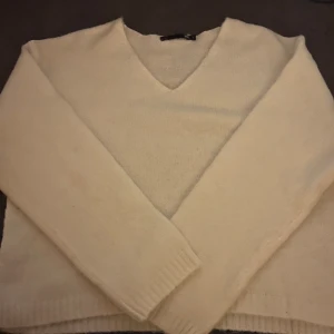Vit stickad v-ringad tröja - Mysig vit stickad tröja från lager 157. Den är använd 1 gång.