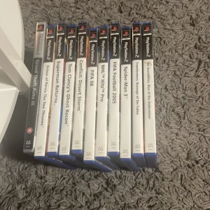 PlayStation 2 Spelpaket (11 titlar) - Samling med 11 PlayStation 2-spel, inklusive Grand Theft Auto III, Prince of Persia: The Two Thrones, FIFA 08, Spider-Man 3, Transformers, och fler. Skivor och fodral i gott skick, vissa med mindre bruksspår. Perfekt för samlare eller retrospelare.