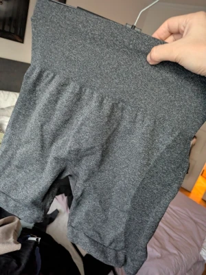 Grå träningsshorts med scrunch  - Passar S-M