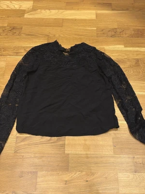 Vero Moda Blus - Svart blus från Vero Moda, använts några få gånger. Storlek XS