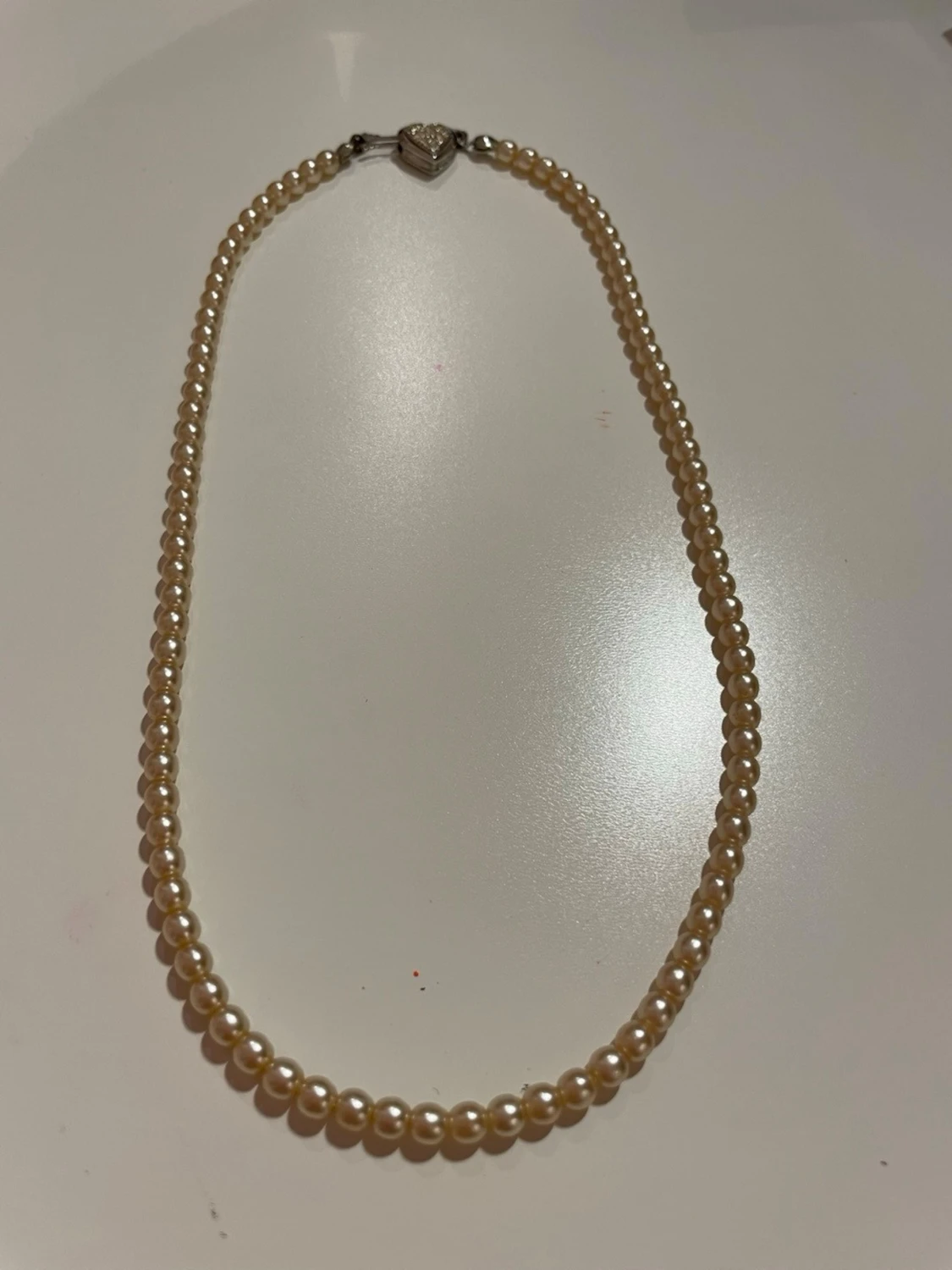 Snyggt pärlhalsband med hjärtformat lås - 4