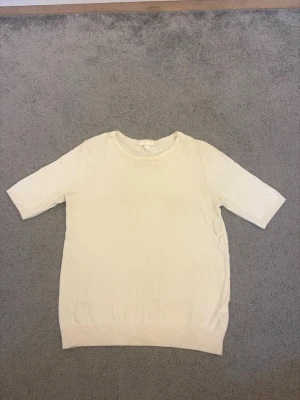 Fina tröjor - 3 stycken fina ”stickade” T-shirts från hm. Den gråa och den vita är i strl S och den svarta är i strl xs. 💓skriv prisförslag om ni är intresserade.