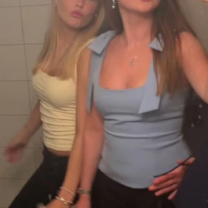 Zara ljusblå topp med rosetter  - Fin ljusblå topp från zara i storlek S i superbra skick, endast använd en gång! 💕 nypris 329kr, slutsåld.