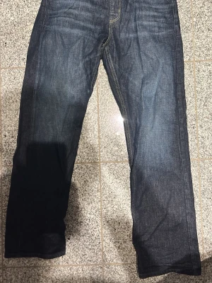 Mörkblå Replay jeans loose fit - Säljer ett par mörkblå jeans från Replay.
