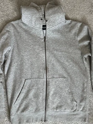 Ljusgrå zip hoodie, herr stl M/L - Ljusgrå zip hoodie from Jack & Jones, herr stl M/L. Luvtröja med hel dragkedja. Mycket fint skick. 