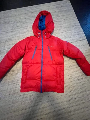 2117 Dunjacka  - 2117 dunjacka, storlek M. Bra skick, ett hål i innerfodret (se bild). Vattentät, syntetiskt foder. 