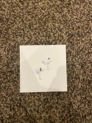 AirPods Pro 2pro - Säljer ett par Apple AirPods Pro i mycket fint skick. Komplett med originalförpackning, laddningsetui, laddkabel och extra öronproppar. Allt ser rent och välvårdat ut, perfekt för dig som vill ha trådlösa hörlurar med aktiv brusreducering och hög ljudkvalitet.