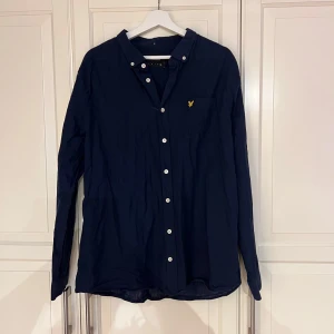 Mörkblå skjorta från Lyle & Scott - Snygg mörkblå skjorta från Lyle & Scott i 70% bomull och 30% linne.
