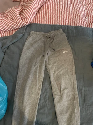 Grå mjukisbyxor från Nike, storlek S - Säljer ett par jätte fina grå mjukisbyxor ifrån Nike❣️🛍️