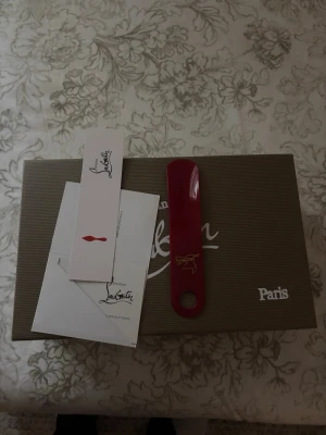 Svarta sneakers från Christian Louboutin - Säljer ett par svarta sneakers från Christian Louboutin med klassisk röd sula och guldfärgad logga på innersulan. Skorna är helt oanvända och helt nya!