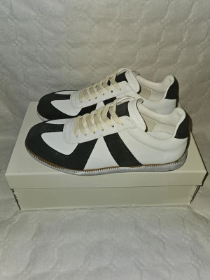 Maison Margiela gats  - Svart vita Maison Margiela gats med vit paint på sulan || Storlek 41 || box medföljer 