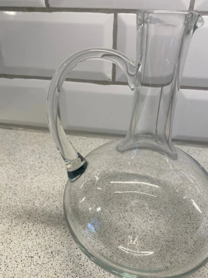 Glas vas - Glas vas i fint skick, har en liten spricka som man kan se på bilden