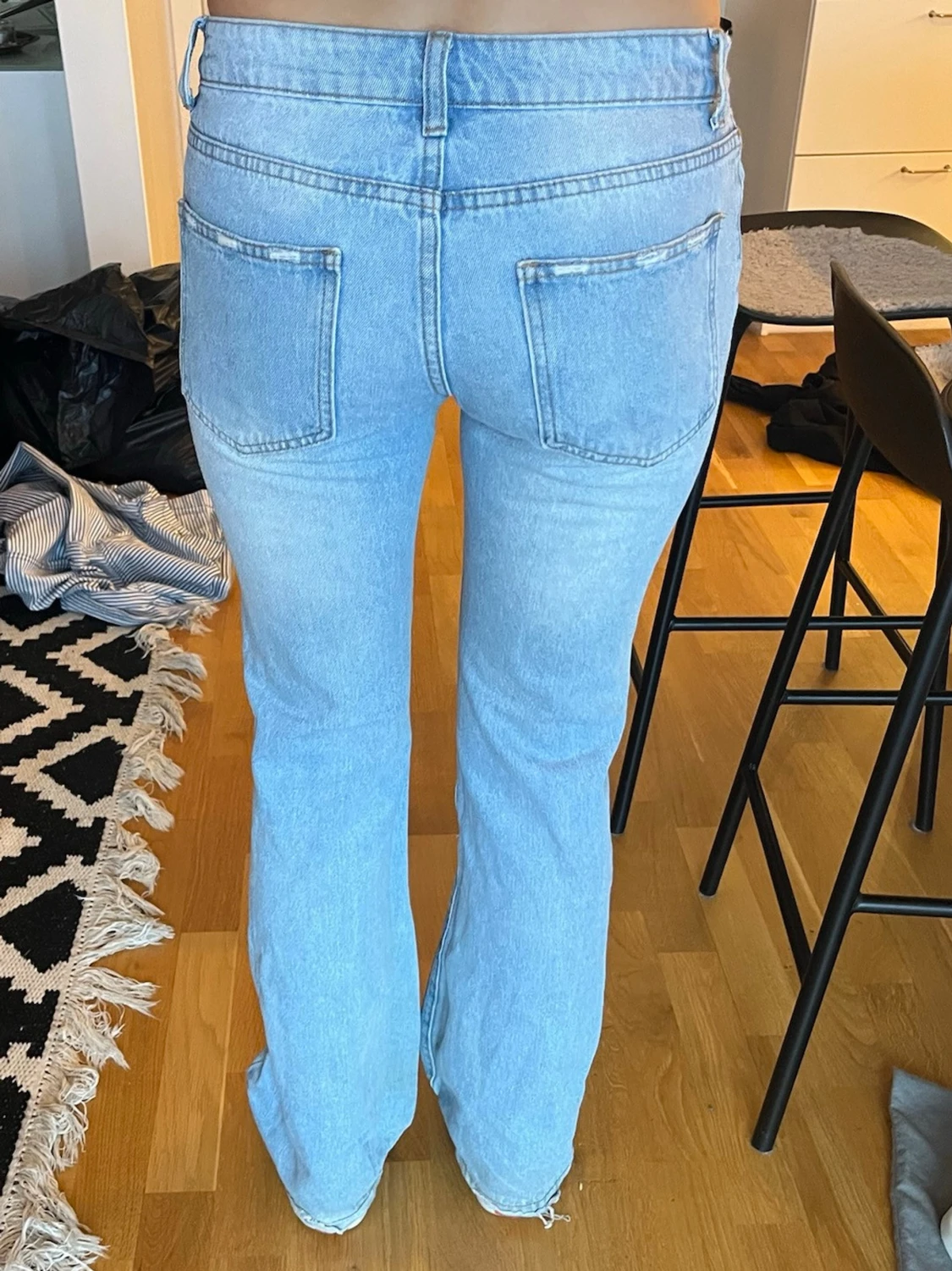 Ljusblå bootcut jeans med slitningar - 2