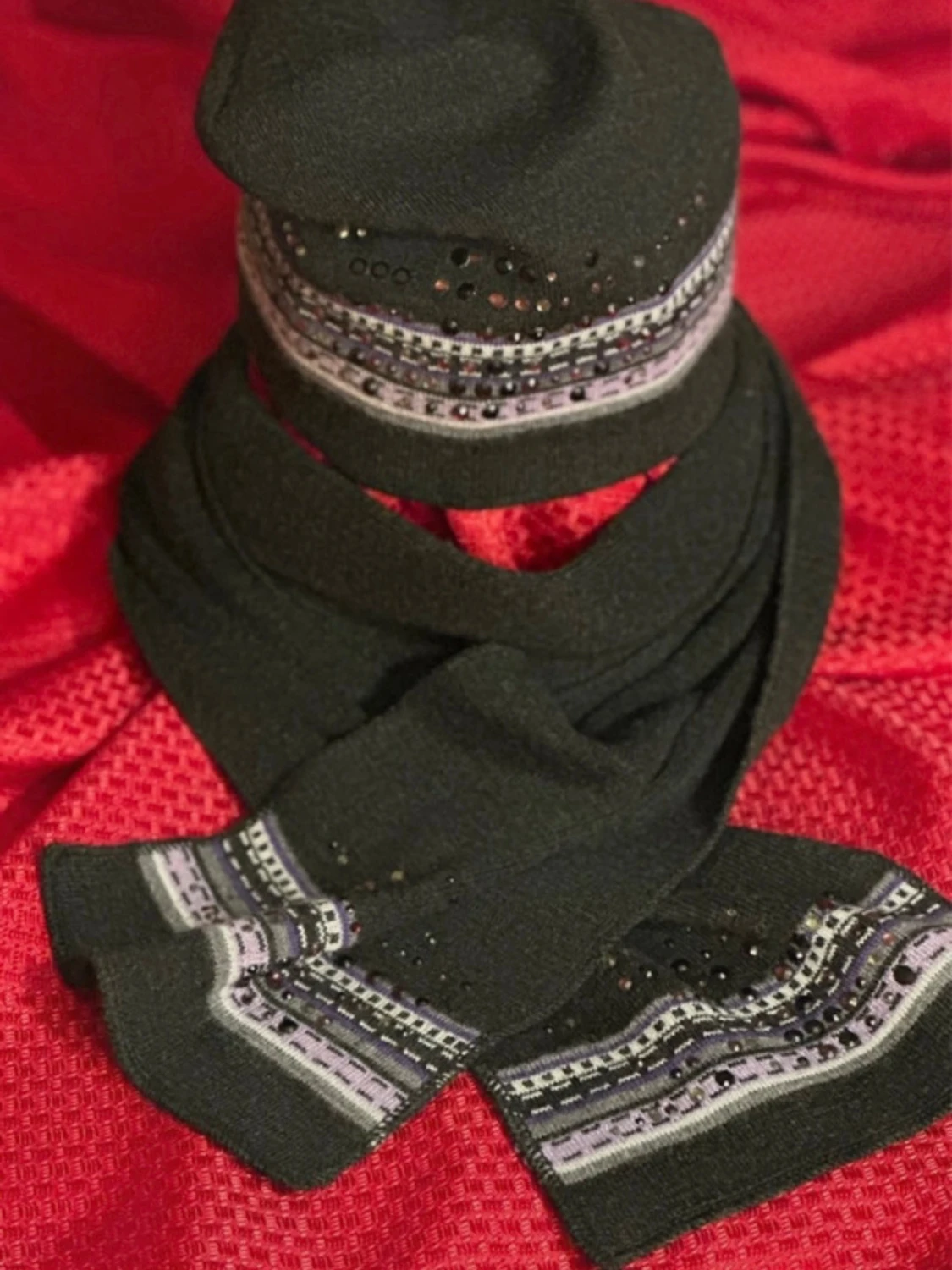 Svart stickad mössa & halsduk set 70%ull, 30% akryl..  