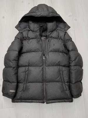 Ralph lauren jacka  - ||Riktigt fin Ralph lauren jacka i en unik mörkgrå snygg färg, samt mörkblå på insidan||jackan är i jättefint skick och har väldigt få tecken på användning||storleken är XS||den är knappt använd alls||nypris på denna är 5995:- mitt pris är 2499:- ||frågor eller funderingar? Bara att höra av sig!||byten kan även vara intressant!||