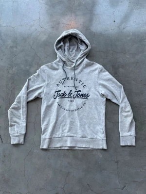 Jack and Jones Hoodie - En fet Jack and Jones hoodie i fint skick. Skriv om ni har funderingar