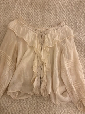 Volang blus - Beige/vit blus med volanger från MNG i strl S.