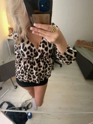 Leopard blus - Söt leopard blus, knappt använd.