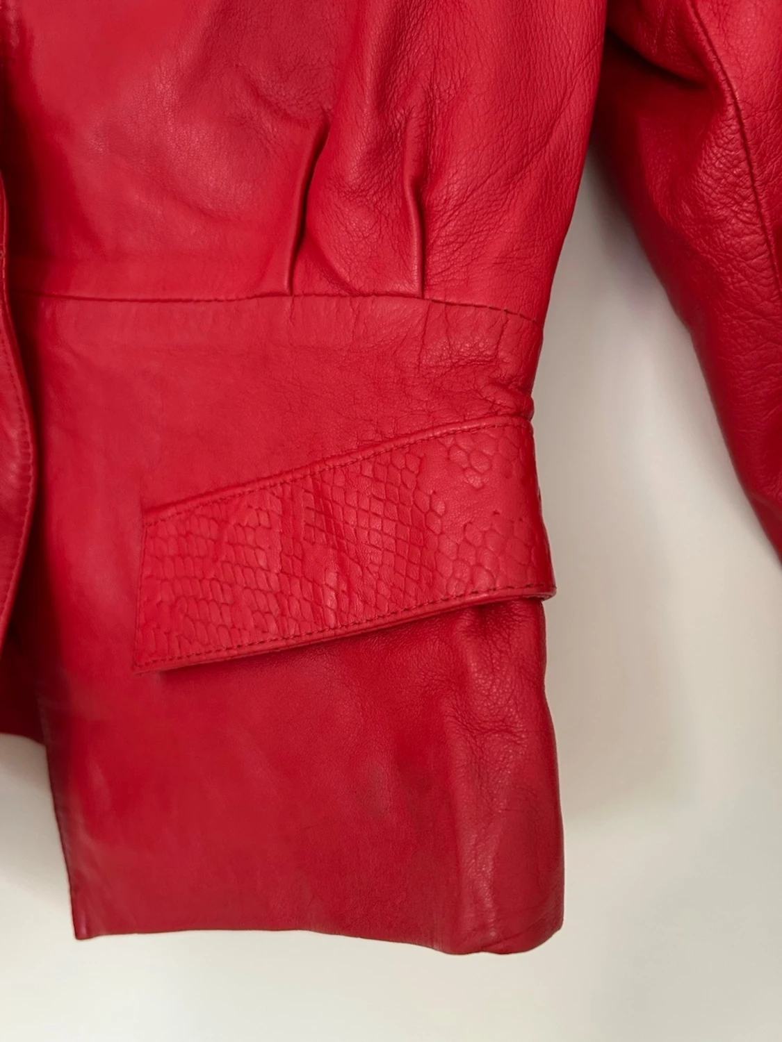 Röd skinnjacka i äkta läder – feminin passform & statement-look - 3